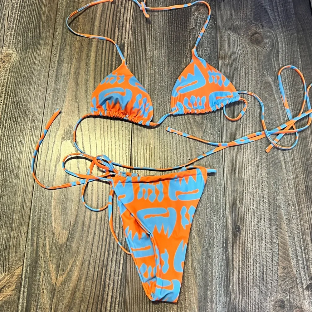 Bikini - Picture 1 of 2